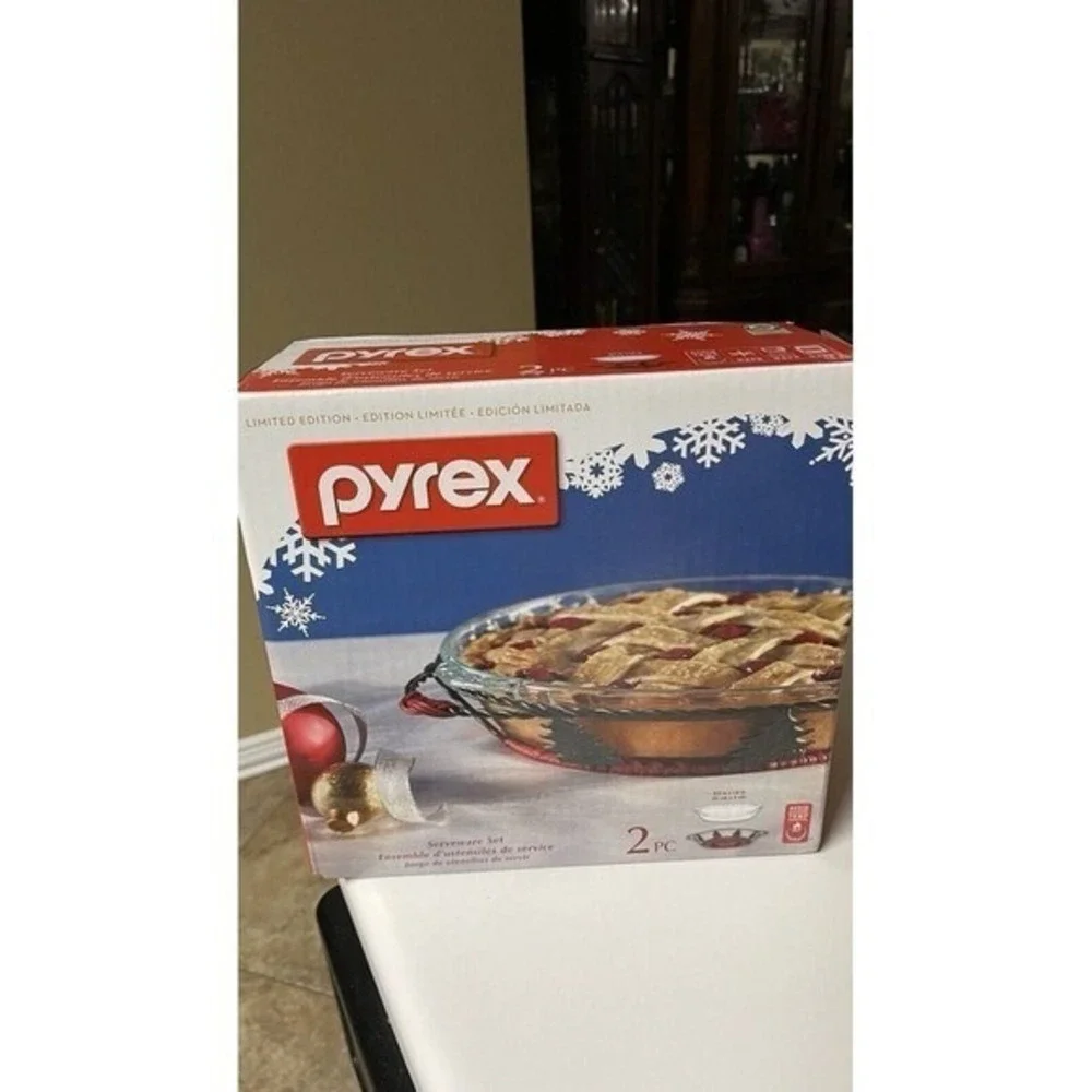 NIB Limited Edition holiday Christmas trees‎ 2  Piece Pyrex serverware Set